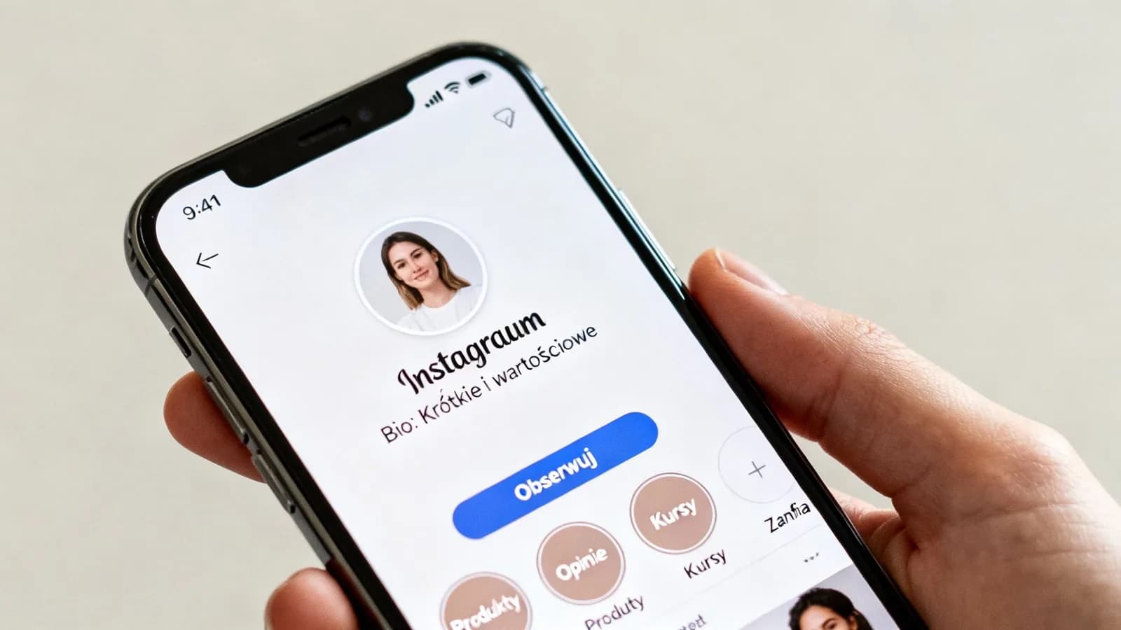 Osoba trzymająca iPhone'a z otwartym profilem Instagram. Widać zdjęcie profilowe, nazwę użytkownika, bio i przycisk 'Obserwuj'.