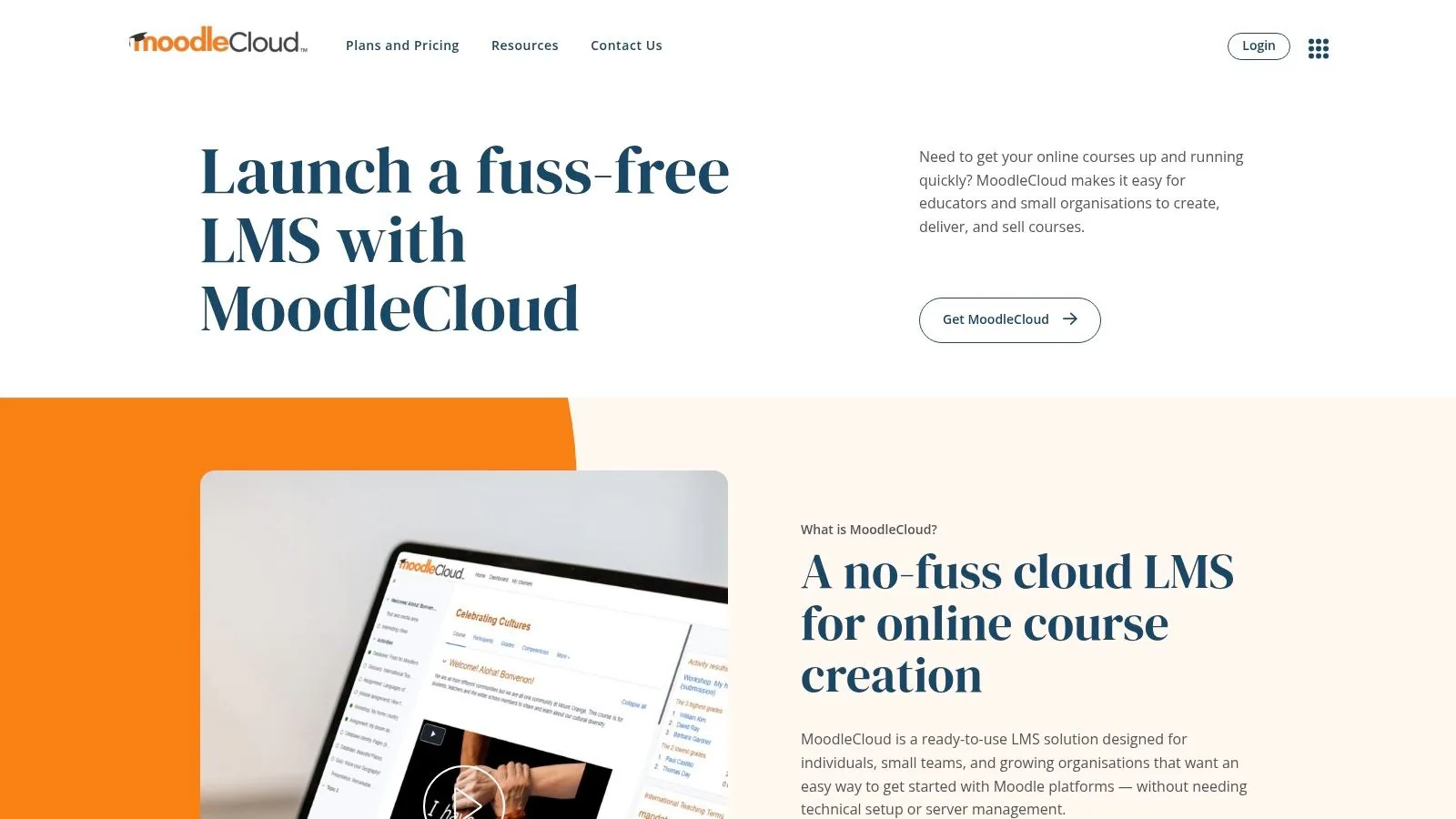 MoodleCloud website interface showing plans and features.